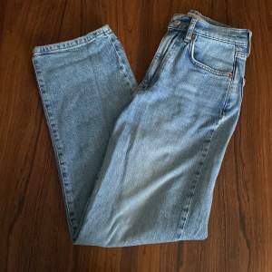 Säljer dessa ljusblåa gina jeans då de har blivit för små. De är i bra skick. Jeansen är högmidjade och lite baggy. Säljer även ett par svarta likadana jeans.