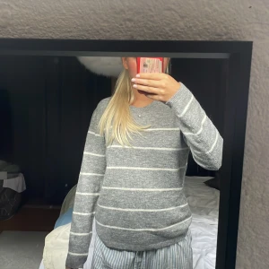 Stickad tröja - En grå randig stickad tröja från hm, storlek s, köparen står för frakt!