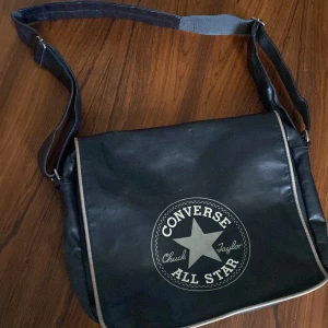 converse axelremsväska  - Väldigt bra skolväska då den har många olika fack för, dator, anteckningsböcker, pennor mm. Har bara använt den två gånger då den inte är min stil.