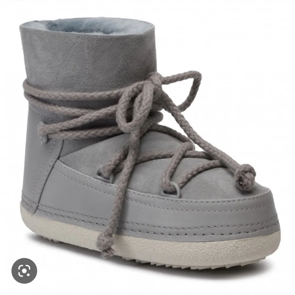 Säljer mina Inuikii skor som jag köpte i vintras. De är väldigt sparsamt använda och säljer där med dem då de inte kommer till användning. Skriv privat för fler bilder💓  Inköpspris: 3500kr  . Skor.
