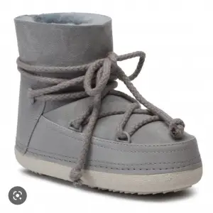 Säljer mina Inuikii skor som jag köpte i vintras. De är väldigt sparsamt använda och säljer där med dem då de inte kommer till användning. Skriv privat för fler bilder💓  Inköpspris: 3500kr  