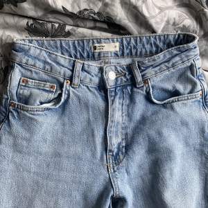 nästan helt oanvända  Gina tricot jeans som köptes i vintras för 500 kr, priset kan diskuteras 