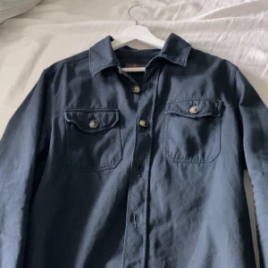 Morris overshirt  - Säljer nu min Morris Overshirt pga att den sällan kommer till användning, skick 9/10, nypris 2000, mitt pris 1299kr