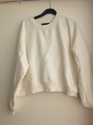 Vit hoodie  - Säljer min vita hoodie. Den är lite tunnare än hoodies brukar va. I storlek M. Skriv privat för mer bilder elr intresserad.