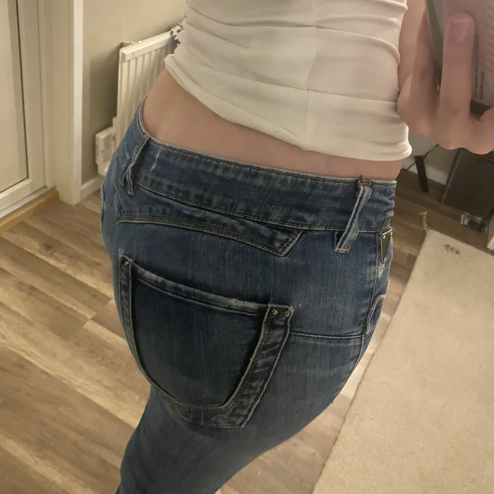 Säljer nu mina lågmidjade replay jeans! De är i straight low. Perfekt längd för mig som är ca 170cm. Väldigt fint skick, som nytt! Skriv till mig om ni har frågor❤️. Jeans & Byxor.