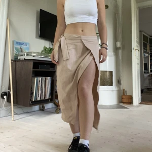 Kjol  - Jättesnygg midikjol som knyts omlott! Jag är ca 160 cm lång, hör av dig ifall du har fler frågor🫶