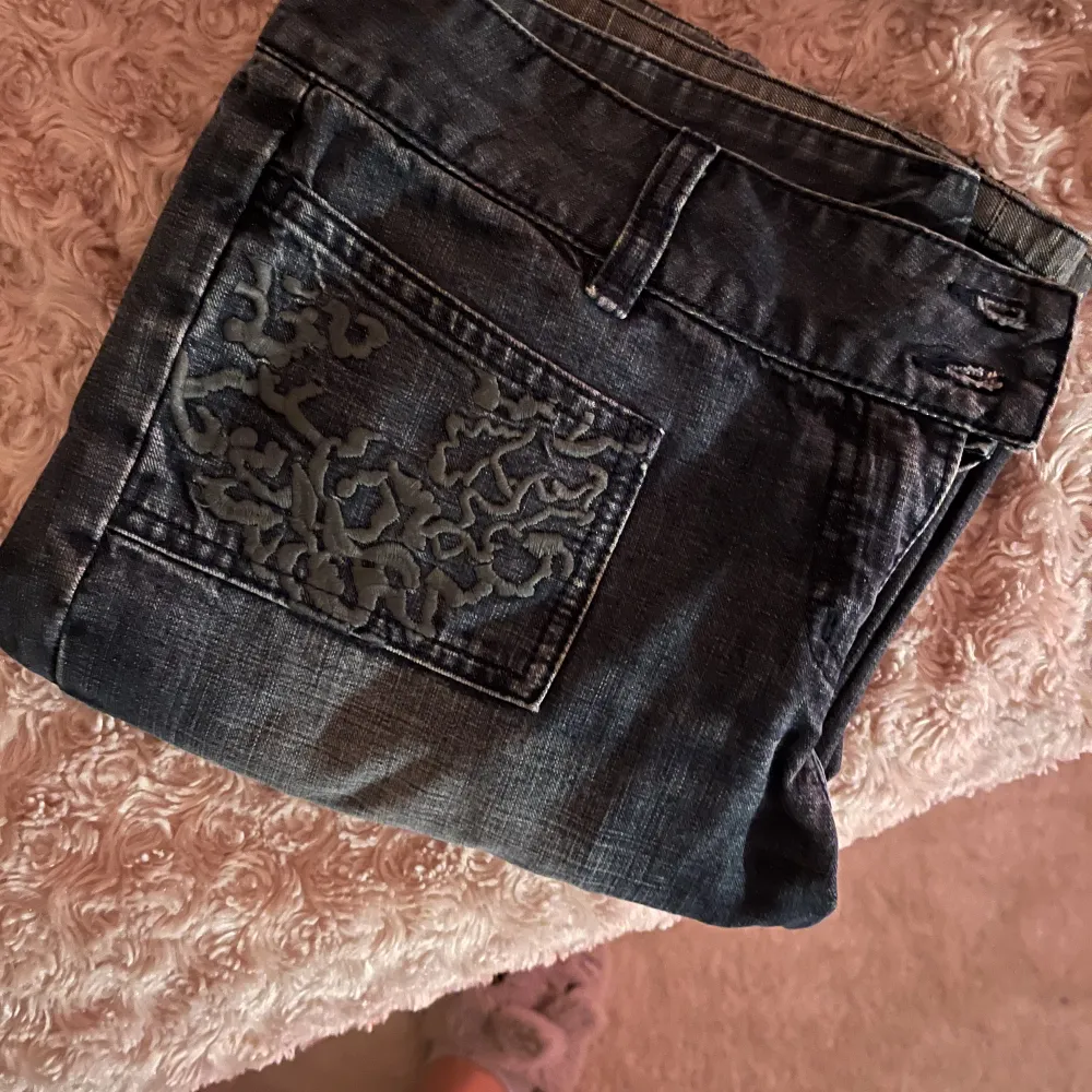 Jättesnygga jeans om tyvärr var lite för korta! Köpta här på Plick❤️❤️❤️ innerbenslängd typ 74/75 cm. Jeans & Byxor.