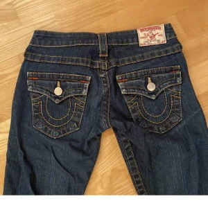 Låg midjade true religion jeans  - Extremt snygga Lågmidjade true religion jeans🤩dom är som nya och i perfekt skick! Lågmidjade och bootcut! Buda! 