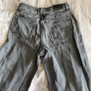 Säljer dessa jättefina mörkgråa jeans i jättebra skick. Perfekt längd för mig som är 167 cm💗