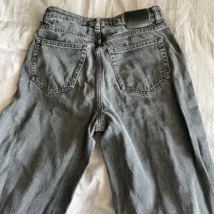 Säljer dessa jättefina mörkgråa jeans i jättebra skick. Perfekt längd för mig som är 167 cm💗