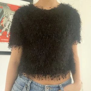 Mango topp - Topp från mango som är super fin! Storlek S men passar XS-M beroende på hur man vill att den ska sitta. Jag är ca 165 cm och är vanligtvis en S/M 🥰🥰