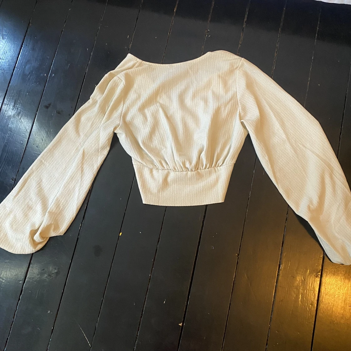 beige croppad blus från monki!! - 90