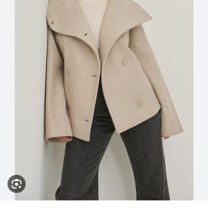 Kappa Nakd - Fin beige kappa från nakd, endast använd en vår, bra skick.  Helt slutsåld, original pris 999kr