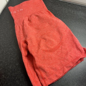 Nvgtn shorts - Köpta för 400kr Stolek Small men passar m är väldigt stretchiga💕💆🏽‍♀️