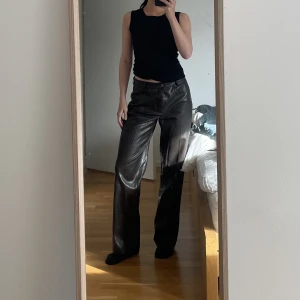 Loose fit bruna läderbyxor  - Assnygga baggy byxor i läderimitation . Är bruna som i den sista bilden. Jag är 165⭐️