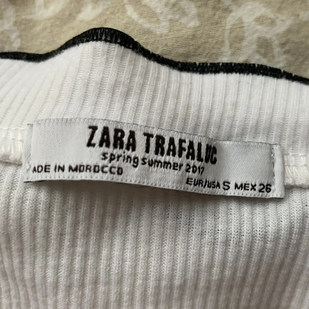 Vit tröja från zara, lite högre krage och lite längre armar, stretchigt material,  (Den är ut och in på bilden). T-shirts.
