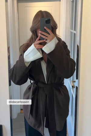 IDA CARLSSON X NA-KD  - Säljer min fina kappa från Ida Carlssons kollektion med NA-KD. Inga synliga skador. Köpt för 999kr. Säljer pga att jag ej andvänder. Alla bilder är lånade, för mina bilder skriv privat. OBS! Ida har på den första bilden den bruna men den jag har är beige!