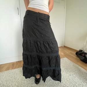 En fin lång kjol med spetsdetaljer! Hör av er vid frågor