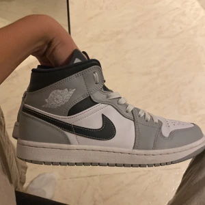 Air Jordan 1 grey - Säljer nu ett par 100% äkta air jordan 1 mid i en skitsnygg colourway. Perfekt nu inför hösten!! Nypris: 3000 från merchsweden ( har äkthetsbevis)  Mitt pris: 1199  Skick 9,5.  Pris kan diskuteras, hör av er vid frågor! 😊