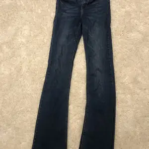Säljer nu ett par bootcut jeans i storlek Xs, fint skick och har även sprättat upp längst ner för att få de längre💕