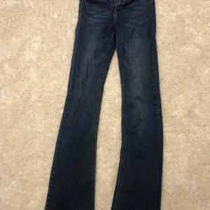Jeans  - Säljer nu ett par bootcut jeans i storlek Xs, fint skick och har även sprättat upp längst ner för att få de längre💕