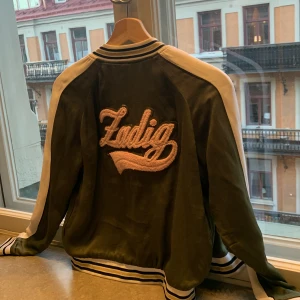 Zadig Voltaire jacka - Militär grön jacka på ena sidan med tryck på ryggen, rosa och Multi färgad på andra sidan, storlek 14-s