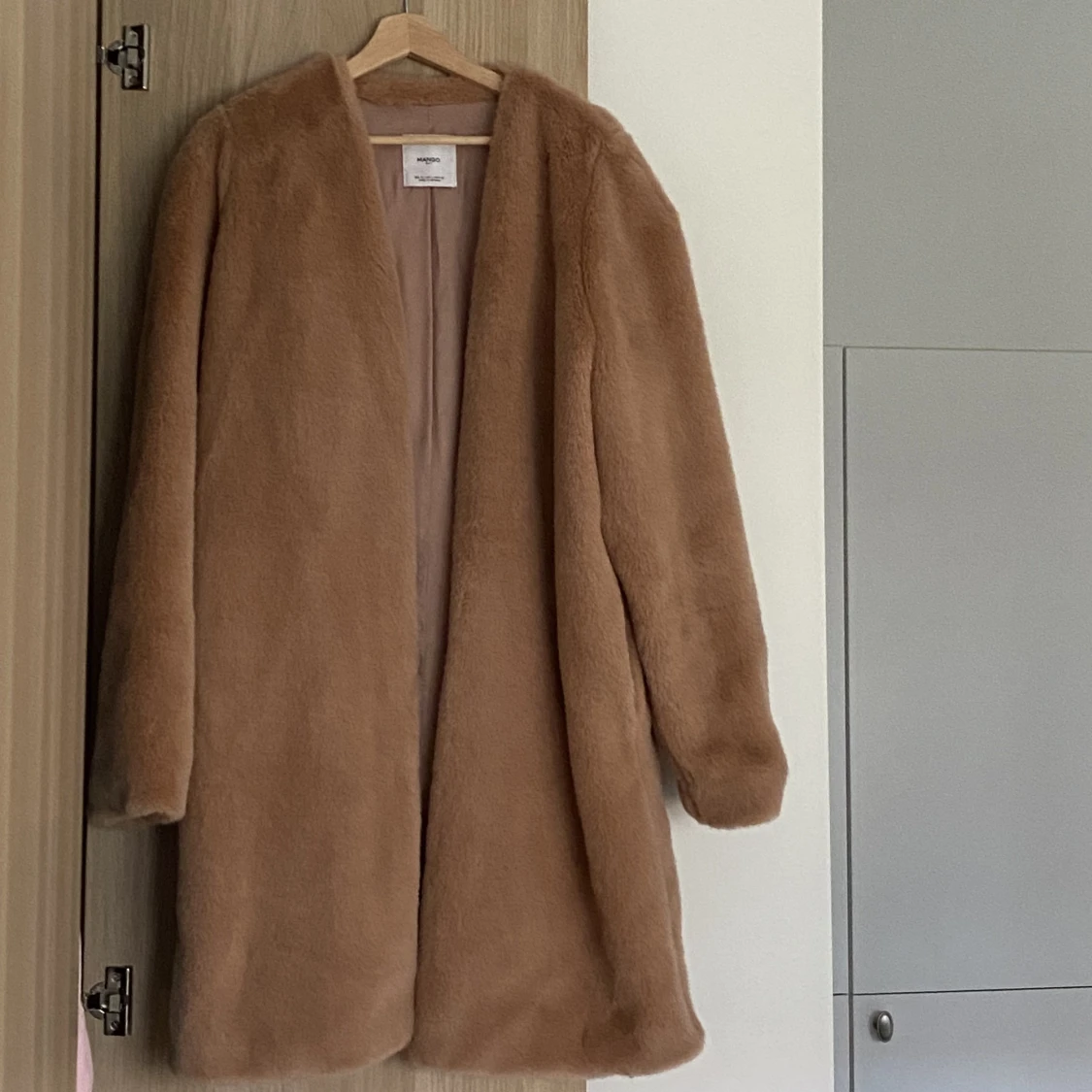 Lång exklusiv jacka i rosa fuskpäls