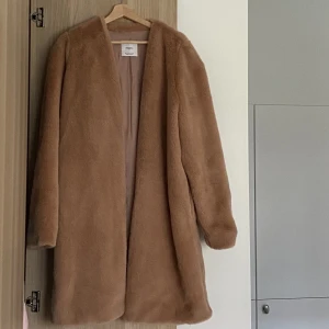Lång exklusiv jacka i rosa fuskpäls  - Lång rosa vinterjacka/kappa i rosa fuskpäls. Riktigt cool och gör hela outfiten. OBS axelvaddar borttagna genom att jag sprättat bort. Inget som syns utvändigt. Från Mango och i bra skick. 