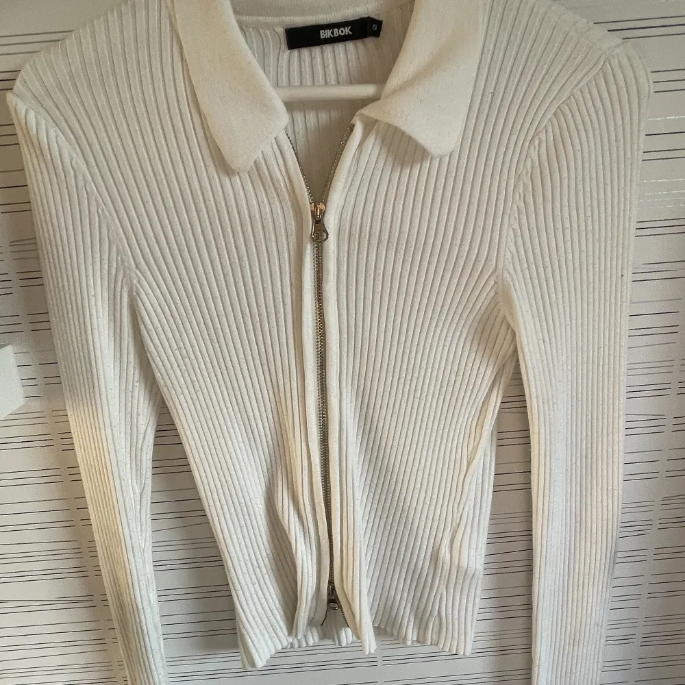 Vit zip-up tröja med krage från bikbok! Har dragkedjor åt båda hållen! Lite nopprig-därav priset annars så är den fin❣️. Tröjor & Koftor.