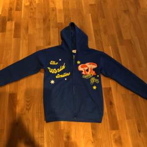 Blå y2k hoodie med feta tryck och coola detaljer