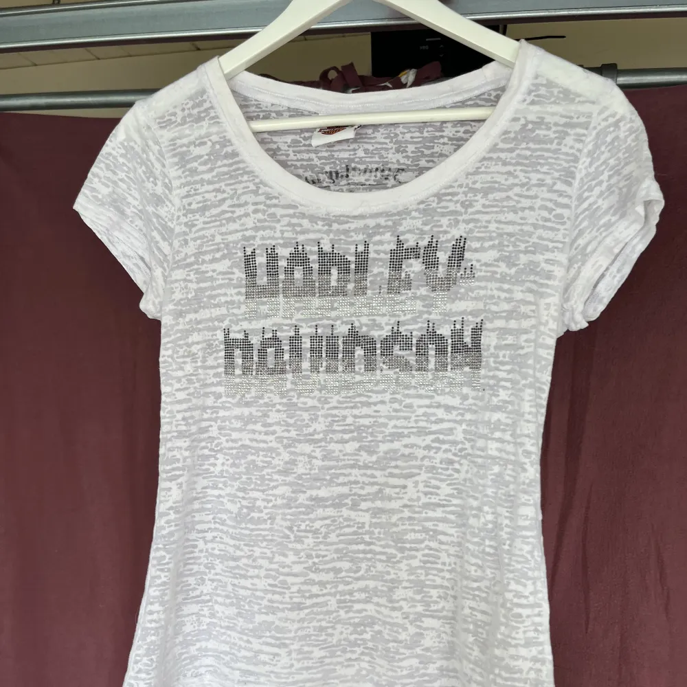 Så snygg och unik tröja från Harley Davidsson, som tyvärr inte kommer till användning. Köpt second hand i London. Trots att den är genomskinlig så följer texten bröstområdet . T-shirts.