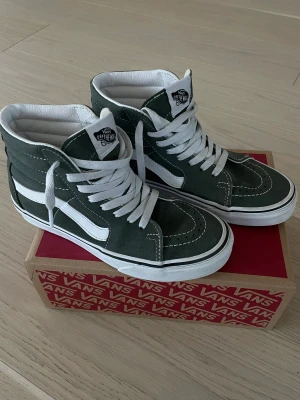 Vans SK8-high - Trendiga höstskor i finaste färgen🤩  Använda men i ett bra skick!  Passar mig med 35/36