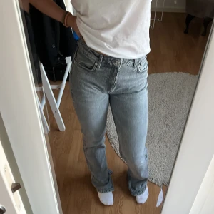 Gråa jeans🩶 - Säljer mina fina gråa jeans från zara i stl 34/36 som nyskick🤍😇