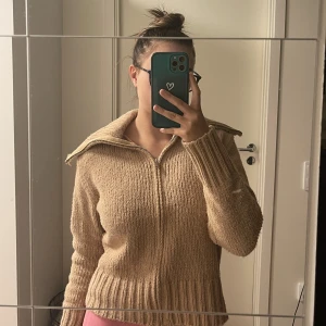 Stickad tröja  - Skön och snygg stickad tröja  Använt ett par gånger men är i fint och bra skick💗 Färgen är mellan gul/beige  Storlek S 