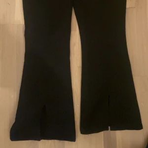 Fransa kostymbyxor - Fransa kostymbyxor i storlek 36 modell fripsuit 3 pants, köpte ny pris för ca 450kr. Slitsar i slutet på benen på framsidan och dem är bootcut. Inga defekter & använda typ 3-4 gånger.
