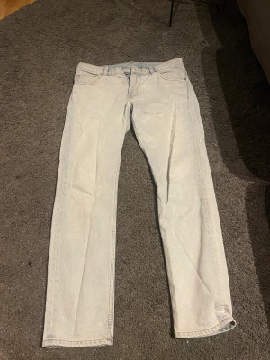 Jeans - Sköna weekday jeans i modellen ”friday”. Rak passform och storleken är W31.  Pris 250kr