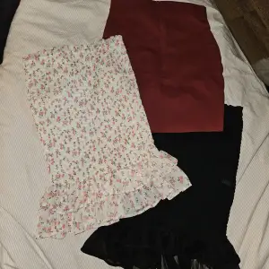 Tre stycken kjolar. Svarta och blommiga från bikbok oh den röda från cubus. Alla 3 för 100kr