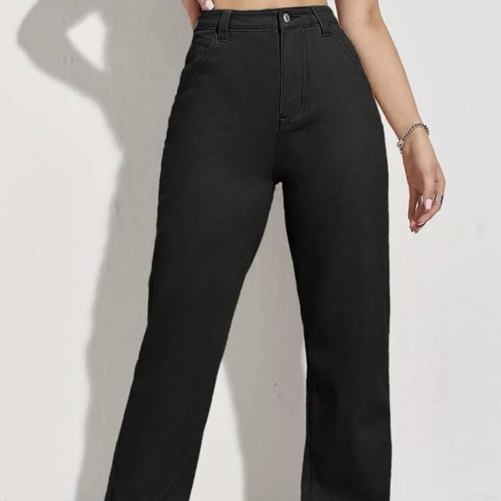 Säljer mina svarta byxor från shine. 🐈‍⬛. Jeans & Byxor.