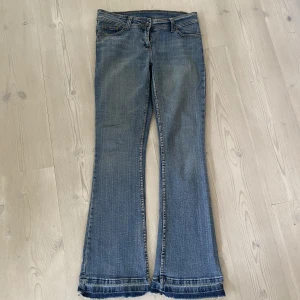 Lågmidjadejeans ❤️‍🔥❤️‍🔥 - Säljer dessa asballa jeansen! Snyggaste tvätten och sitter perfekt på mig som är en 38, kan även passa en 36! Skriv privat för mer bilder💞💞
