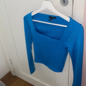 Nästan helt oanvänd tröja - Blå tröja från new yourker!! Sitter jätte fint!! 