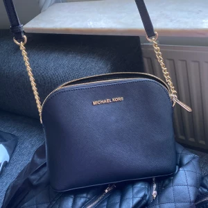 Michael kors - Michael Kors handväska som är köpt från Åhléns för cirka 1 år sen, men har inte kvar kvittot. Den är som en ny väska, då jag bara har använt den i några timmar 1 gång. Inga skador alls. Mycket bra i skick.  