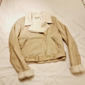 FejkMocca jacka  - Storlek 36 enligt prislapp men skulle säga att den är ner som en 34a