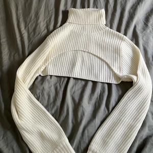 ”Kofta” - Jättesnygg vit ”kofta” som bara täcker armarna och halsen! Jättesnyggt om man vill ha en lite snyggare topp utan att frysa nu i höst! 🍂🤍