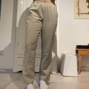 Linnebyxor  - Linnebyxlikmade byxor. De har fickor på sidorna. Byxorna är i storlek 40 men passar bra i midjan på mig som valungtvos har st 36