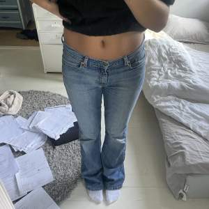 Jättefina jeans från Levis, storleken är 32/34 men dom är väldigt små i storleken, motsvarar ungefär 36/S