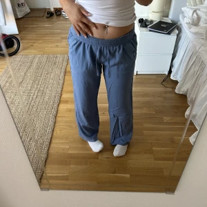 Linnebyxor  - Helt oanvända linnebyxor i en fräsch blå färg. Köpte i våras men de kom tyvärr aldrig till användning. 