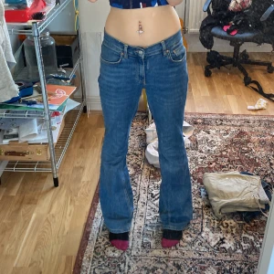 Gina Tricot perfect jeans - Bootcut jeans från gina tricot, skulle säga att dom sitter typ midwaist på gränsen till highwaist, lite slitna längst ner och har en liten fläck på ena benet (skriv för bild) 