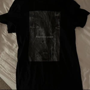 Emplece tshirt - Tshirt från emplece clothing  Säljs för att den inte används  Nyskick och använd typ 2 gånger Nypris: 299