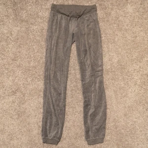 Mjukbyxor grå - Gråa mysbyxor från Cubus i ett supermysigt material. Är i nyskick och i storlek XS. 