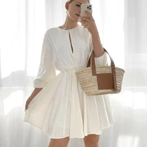 Naturvit klänning stl S H&M Ny! Oanvänd  - Jättesöt klänning  Naturvit med snörning. Helt ny! Oanvänd  Stl S  